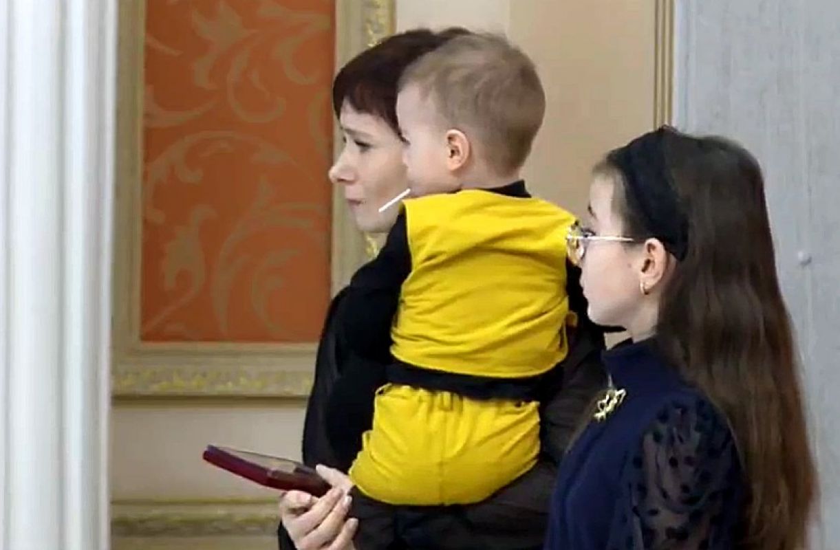<p>Семья погибшего бойца</p>
