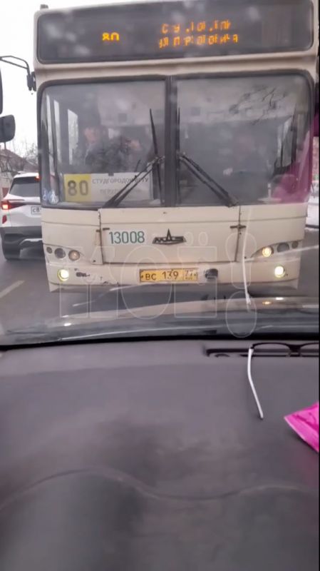 Три автобуса «устроили беспредел» на узкой дороге в Воронеже