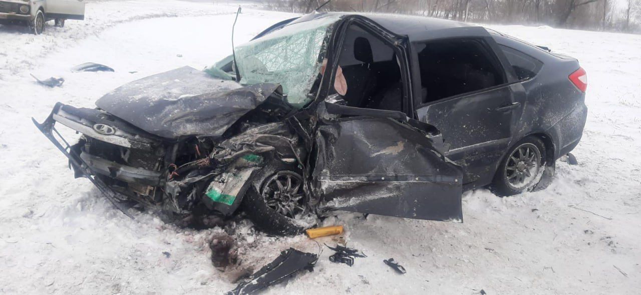 Три человека пострадали в аварии с ВАЗом и иномаркой в Воронежской области