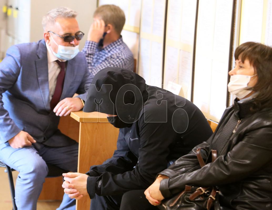 <p>Владимир Шейкин (в капюшоне) во время одного из заседаний</p>