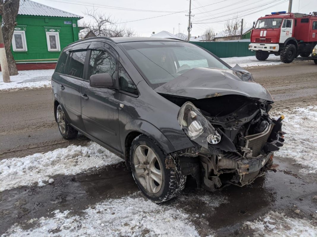 Водитель иномарки пострадал, врезавшись в частный дом в Воронежской области