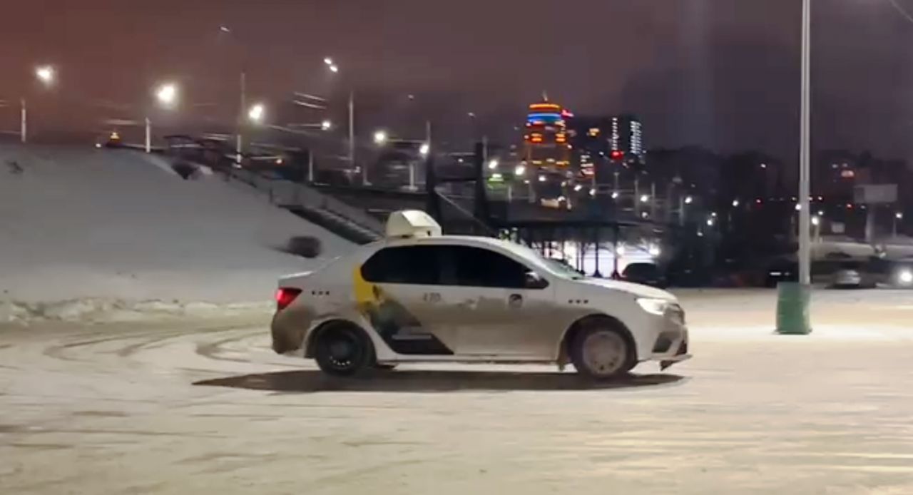 Небезопасные перевозки. Водитель такси устроил дрифт-шоу возле воронежского водохранилища