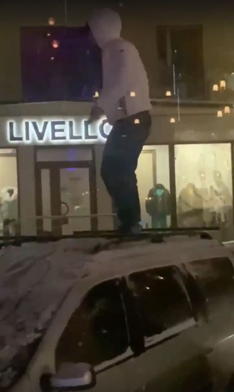 Парень устроил танцы на&nbsp;крыше машины в&nbsp;центре Воронежа