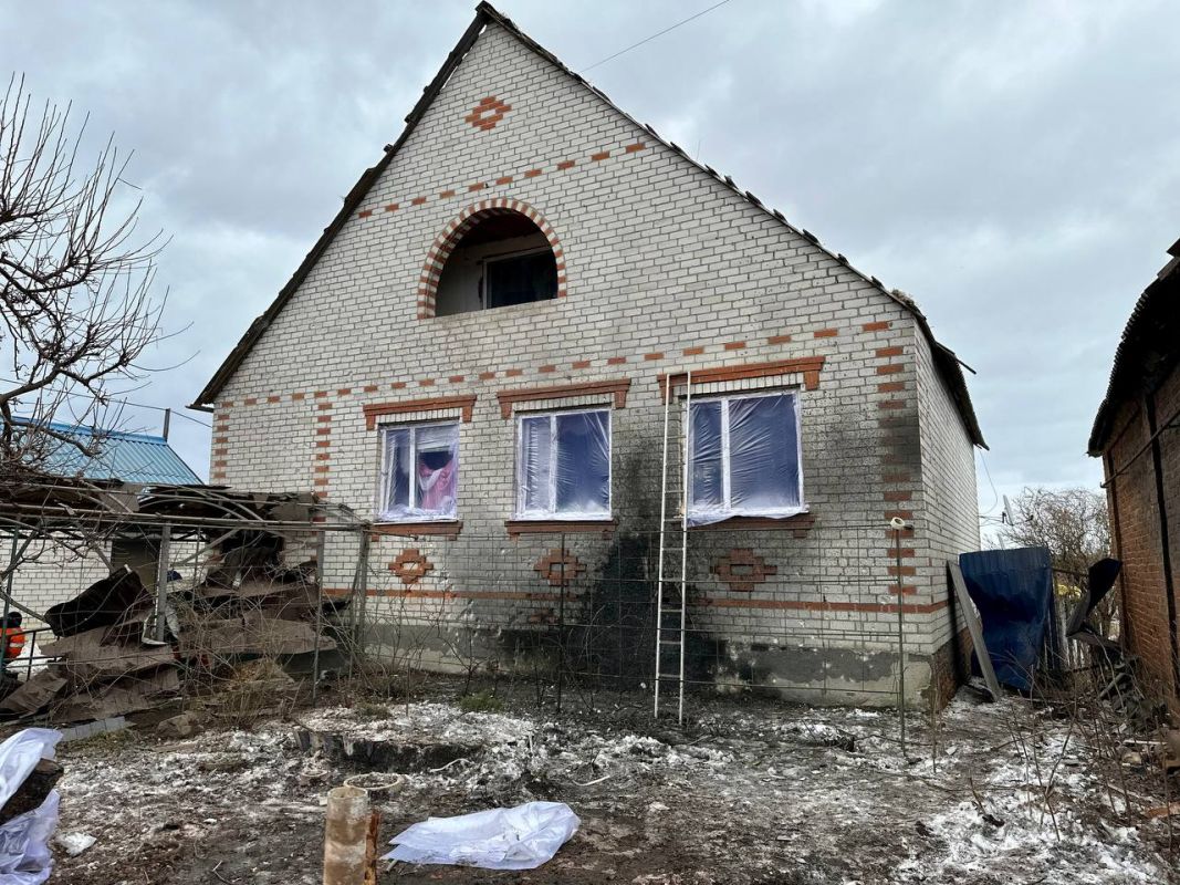 Разбитые окна и пробитые заборы: показаны последствия обстрела в Белгородской области