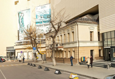 Нелепо встроенный в «Галерею Чижова» дом-памятник сдадут в аренду за 1,5 млн рублей 