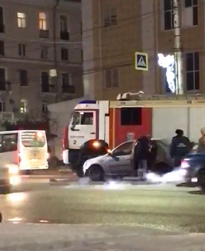 Пожарная машина столкнулась с легковушкой в Воронеже