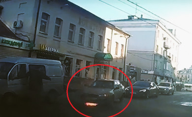 Автомобилисты спасли водителя загоревшейся в центре Воронежа легковушки