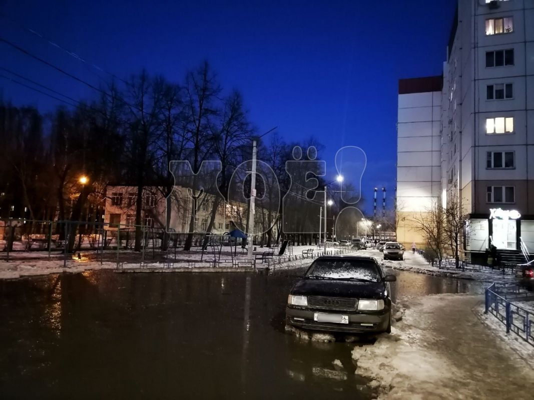 Автомобили попали в ледяной плен посреди улицы в Воронеже