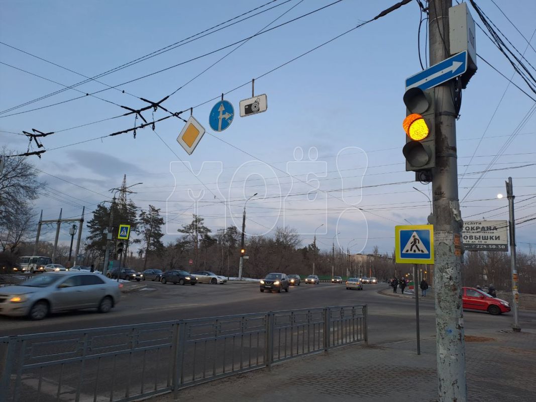 <p>Светофоры на&nbsp;пересечении улиц Олеко Дундича и&nbsp;Героев Сибиряков просто мигают оранжевым сигналом</p>