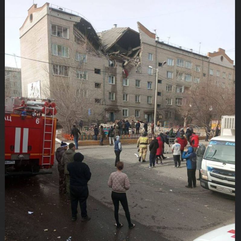 Два этажа жилого дома обрушились из-за взрыва газа