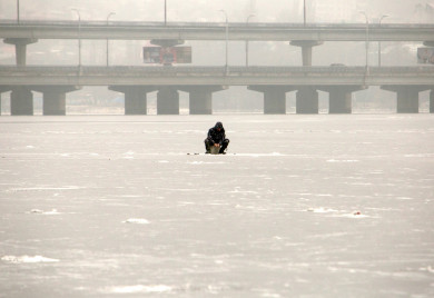 Рыбак провалился под лёд Воронежского водохранилища в оттепель