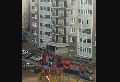 Пожарные съехались к многоэтажке в центре Воронежа