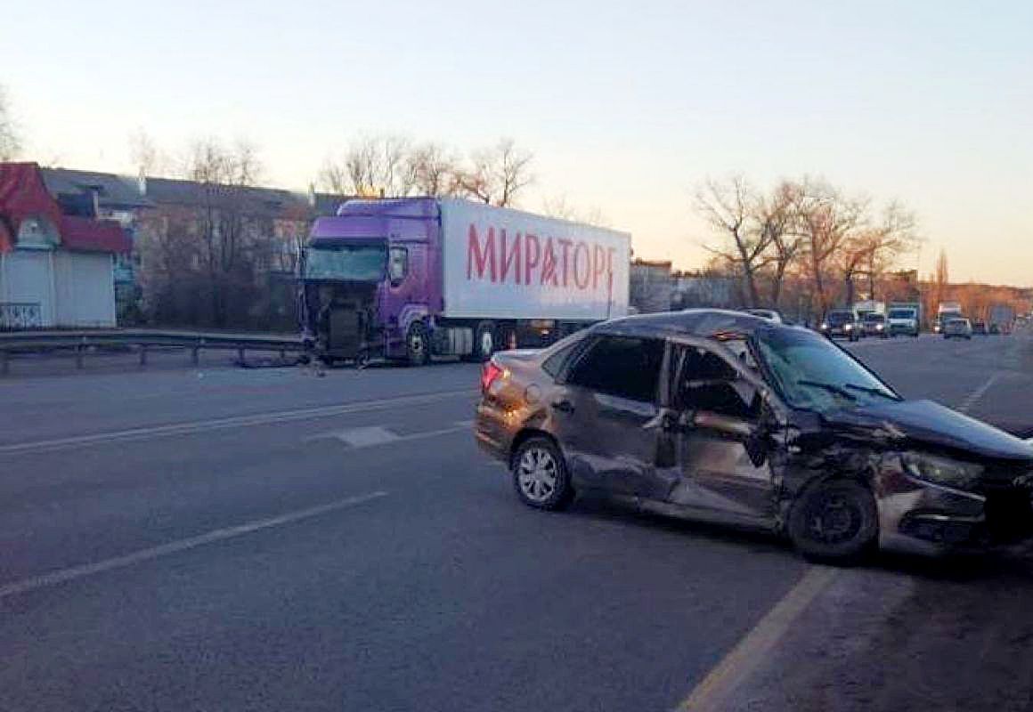 «Лада» столкнулась с&nbsp;грузовиком в&nbsp;Воронежской области — есть пострадавшие