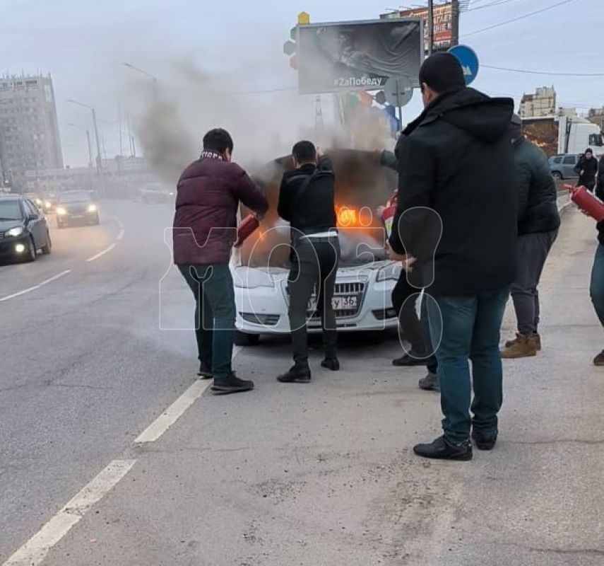 Автомобиль загорелся посреди дороги в Воронеже