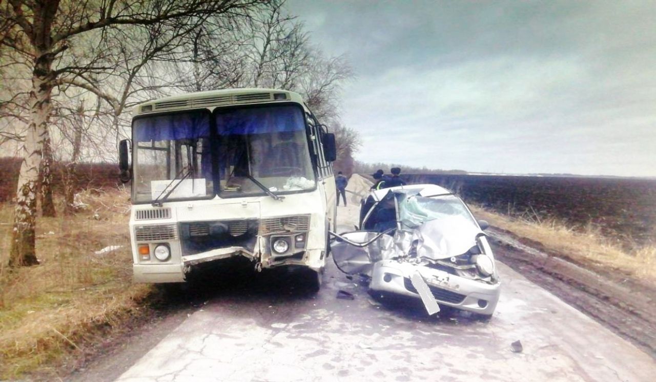 Легковушка протаранила автобус в Воронежской области