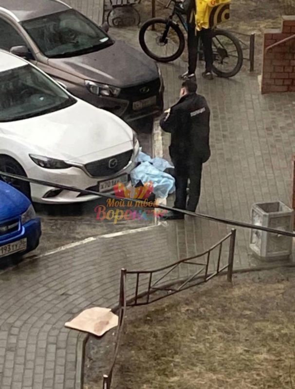 Человек выпал из окна многоэтажки в Воронеже