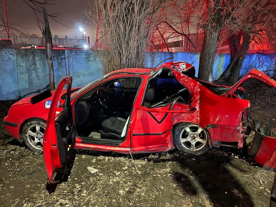 В Воронеже молодой водитель врезался в&nbsp;светофор — пострадали три человека