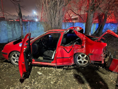 В Воронеже молодой водитель врезался в светофор — пострадали три человека