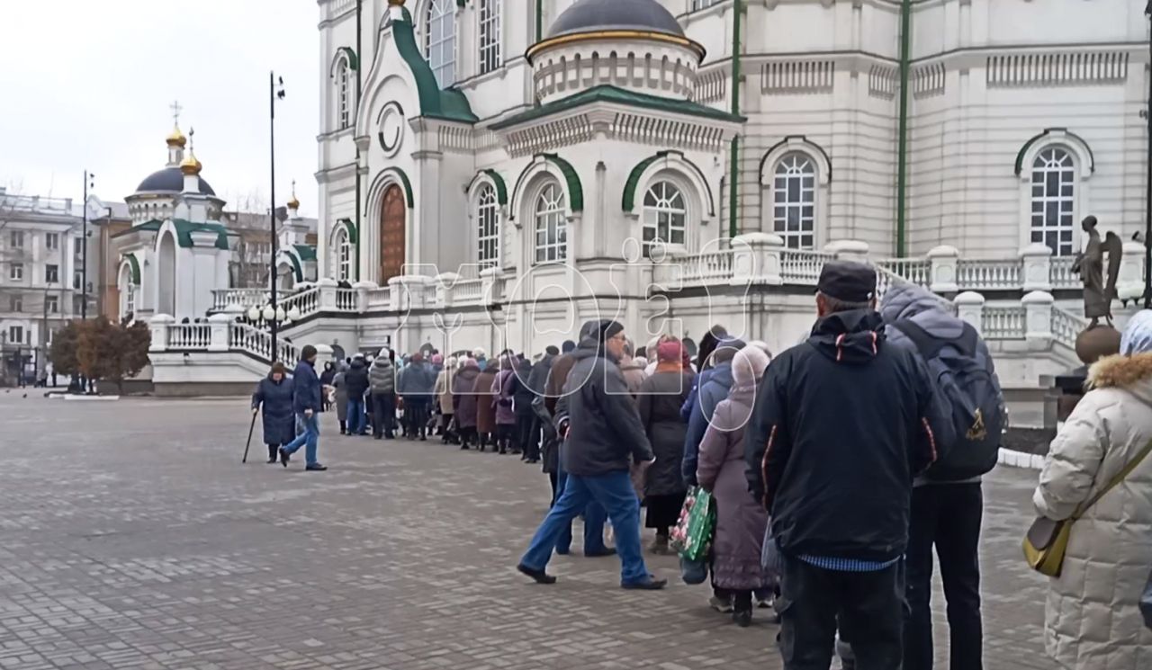 200-метровая очередь выстроилась у Благовещенского собора в Воронеже