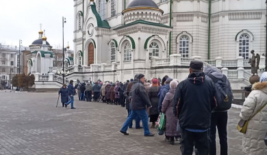 200-метровая очередь выстроилась у Благовещенского собора в Воронеже