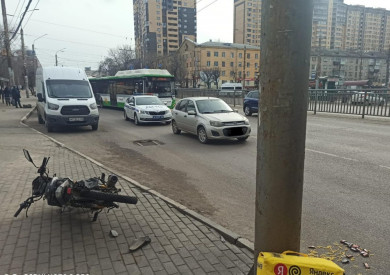 Парень на «Калине» сбил ровесника на скутере на оживлённой магистрали в Воронеже