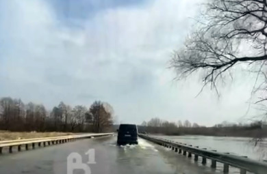 Поездку по затопленному мосту под Воронежем сняли на видео