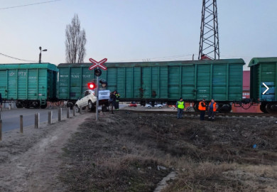 Поезд врезался в «Ладу», проехавшую на красный свет в Воронежской области