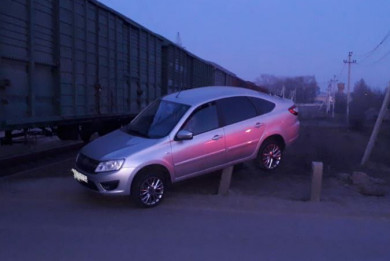 Автомобилистка чудом выжила в аварии с легковушкой и поездом в Воронежской области