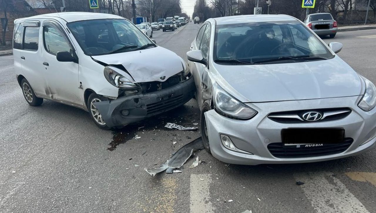 Две иномарки столкнулись на перекрёстке в Воронеже: есть пострадавшие
