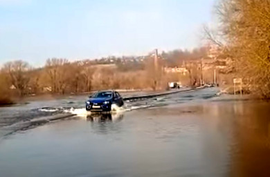 Водителям легковушек запретили заезжать на мост под Воронежем