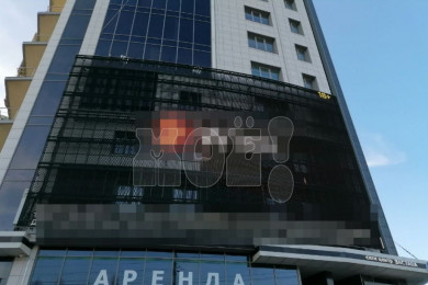 Огромный экран с рекламой появился на здании бизнес-центра на Заставе