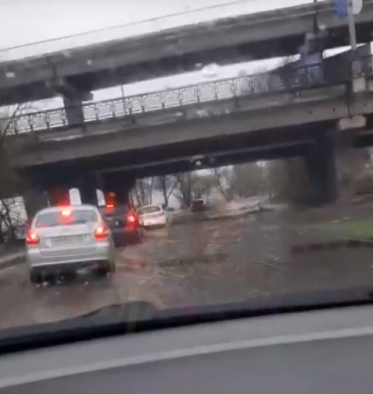 Воронежские водители попали в&nbsp;пробку на&nbsp;затопленном после дождей Северном мосту