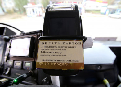 «Орал и заставлял оплатить повторно». Водитель автобуса высадил 13-летнего школьника в дождь посреди улицы