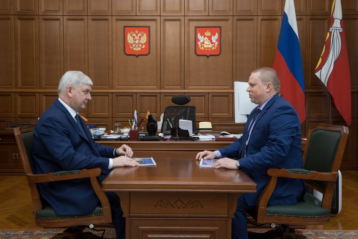 <p>Максим Данилов (справа) и губернатор Александр Гусев (слева)</p>