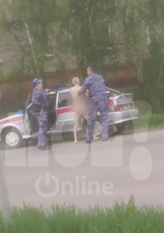 Задержание голого мужчины в&nbsp;Воронежской области сняли на&nbsp;видео