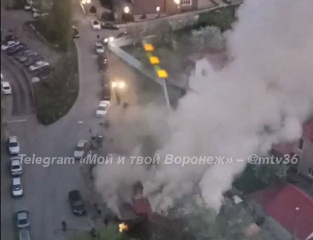Охваченный пламенем пивной магазин сняли на видео в Воронеже