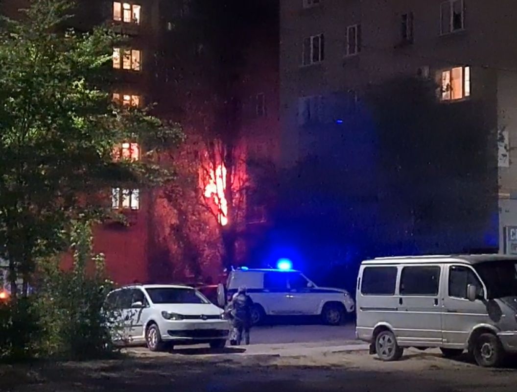 Очевидцы сняли на&nbsp;видео объятое пламенем общежитие в&nbsp;Воронеже