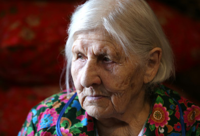 100-летняя ветеран войны живёт в развалюхе, которая старше её самой