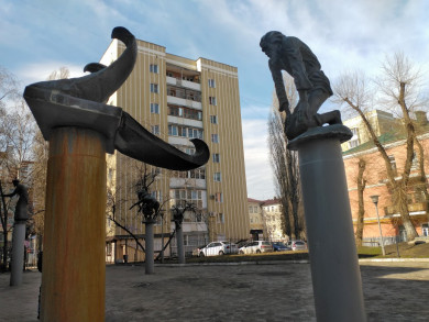 На проспекте Революции демонтировали покосившуюся скульптуру