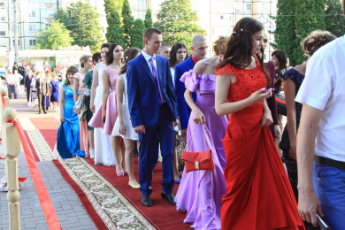 Школьные выпускные влетят воронежским родителям в копеечку