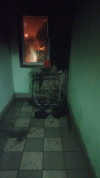 У многодетной матери возле квартиры сожгли детскую коляску
