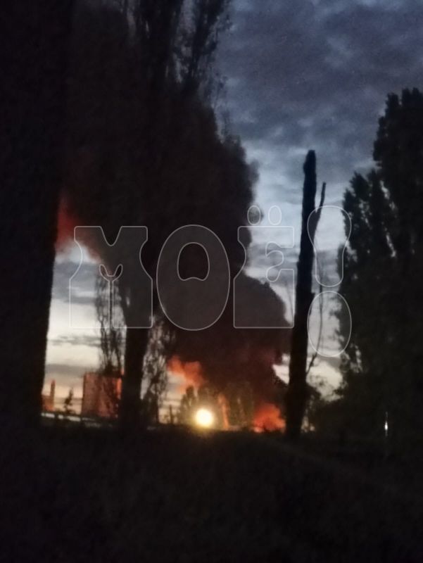 Мощный столб дыма: серьёзный пожар произошёл в&nbsp;микрорайоне Воронежа