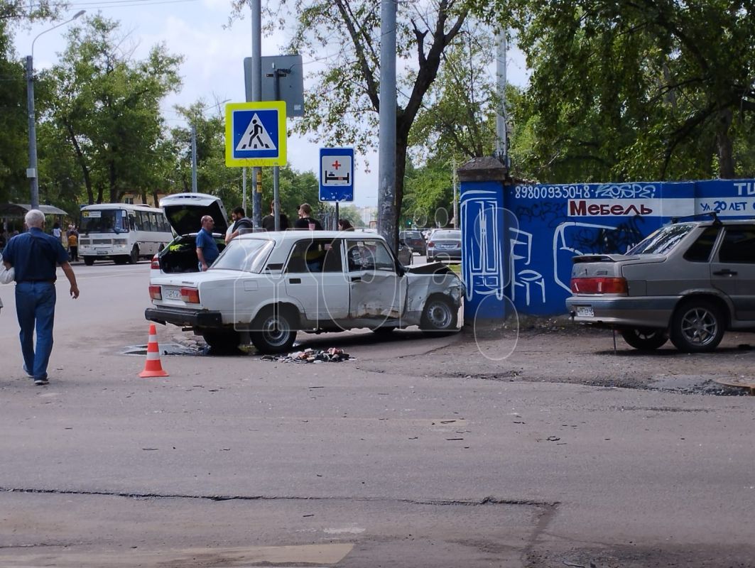 Два ВАЗа столкнулись на перекрёстке в Воронеже