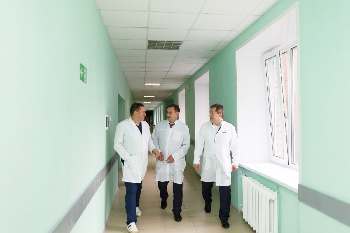 Председатель Воронежской Облдумы Владимир Нетёсов передал игрушки для юных пациентов кардиоцентра