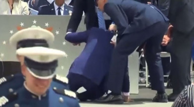 Главное за ночь. Президент Байден рухнул на пол во время выпускной церемонии академии ВВС США (видео)
