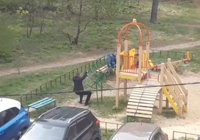 Микрорайон Воронежа заполонили мужчины, которые роются в палисадниках и странно себя ведут