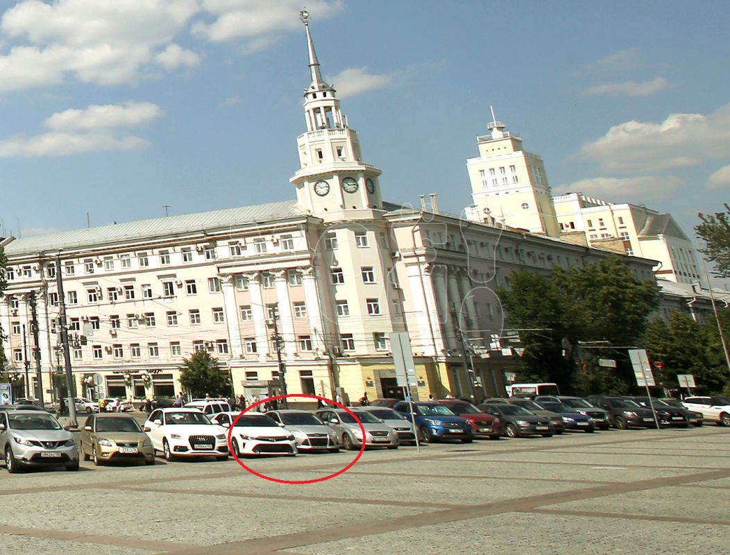 Воронежские власти так и не справились с водителями, скрывающими номера на платных парковках