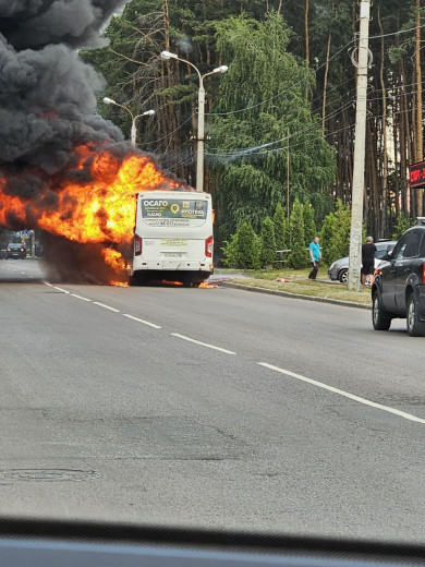 Загорелся автобус в одном из микрорайонов Воронежа