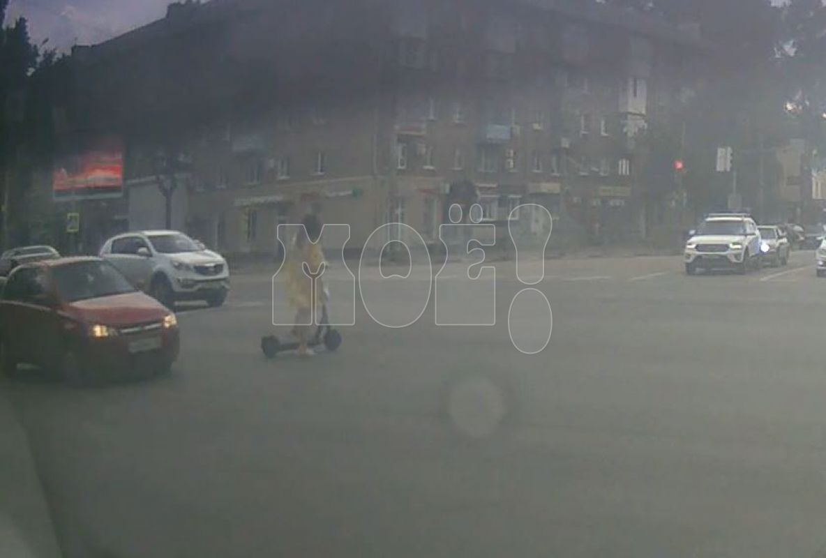 Безумная электросамокатчица на оживлённом перекрёстке попала на видео в Воронеже