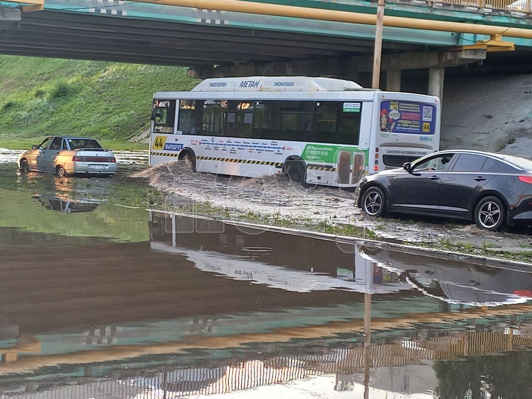 Затопленную дорогу под мостом на Шишкова открыли